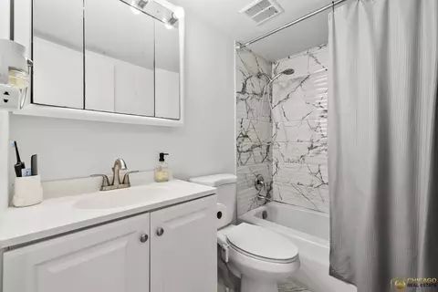 Bath - 1977 Kenilworth Cir #D, Hoffman Estates, IL 60169 photo 1 of 1