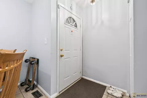 Entry Way - 1977 Kenilworth Cir #D, Hoffman Estates, IL 60169 photo 2 of 2