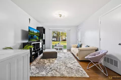 Living - 1977 Kenilworth Cir #D, Hoffman Estates, IL 60169 photo 1 of 3