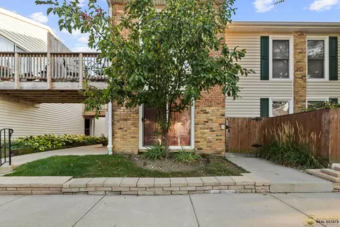 Exterior - 1977 Kenilworth Cir #D, Hoffman Estates, IL 60169 photo 6 of 7