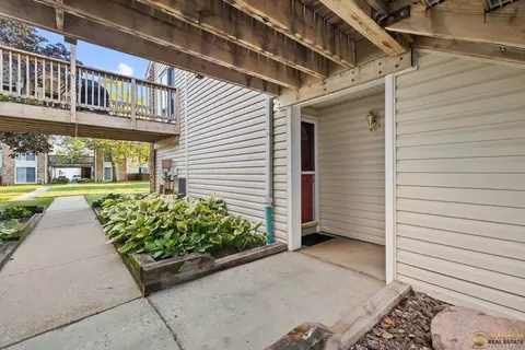 Exterior - 1977 Kenilworth Cir #D, Hoffman Estates, IL 60169 photo 4 of 7
