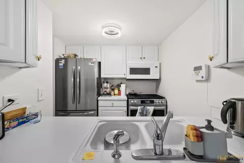 Kitchen - 1977 Kenilworth Cir #D, Hoffman Estates, IL 60169 photo 3 of 3