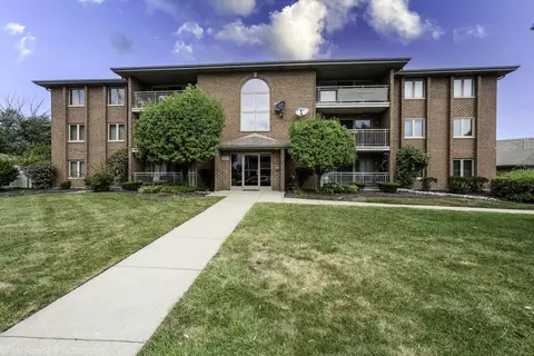 7800 W 89th St #204, Hickory Hills, IL 60457
