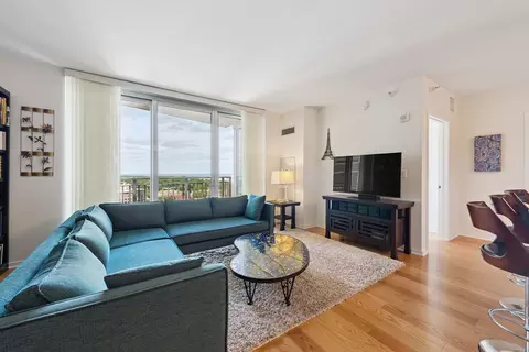 Living - 807 Davis St #1907, Evanston, IL 60201 photo 1 of 2