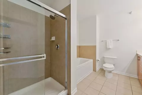 Bath - 807 Davis St #1907, Evanston, IL 60201 photo 2 of 3