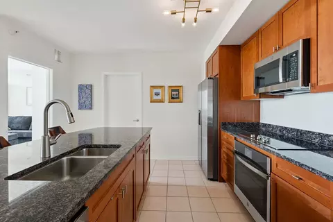 Kitchen - 807 Davis St #1907, Evanston, IL 60201 photo 2 of 3