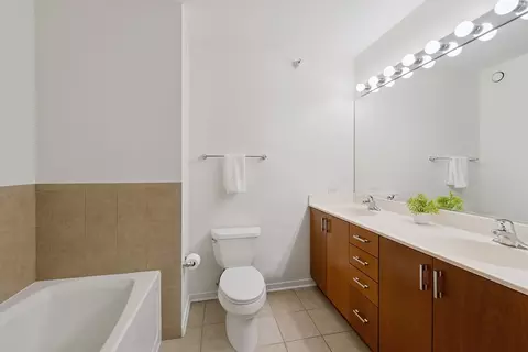 Bath - 807 Davis St #1907, Evanston, IL 60201 photo 1 of 3