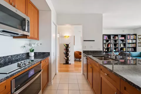 Kitchen - 807 Davis St #1907, Evanston, IL 60201 photo 3 of 3