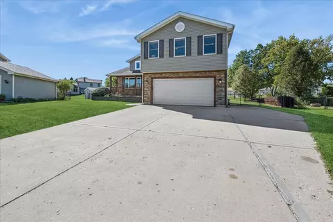 Exterior - 1455 Saddlebrook Cir, Algonquin, IL 60102 photo 2 of 6