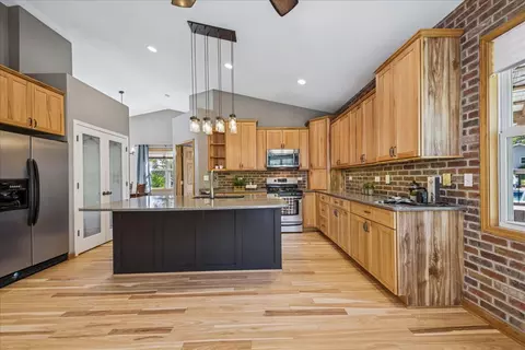 Kitchen - 1455 Saddlebrook Cir, Algonquin, IL 60102 photo 2 of 2