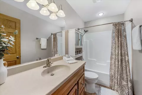 Bath - 1455 Saddlebrook Cir, Algonquin, IL 60102 photo 2 of 3
