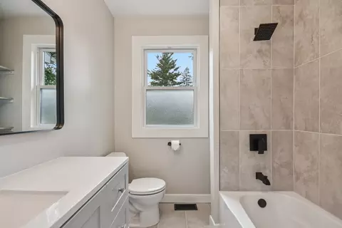 Bath - 10280 Kenilworth Ave, Algonquin, IL 60102 photo 1 of 2