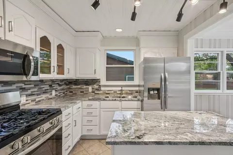 Kitchen - 10280 Kenilworth Ave, Algonquin, IL 60102 photo 2 of 3