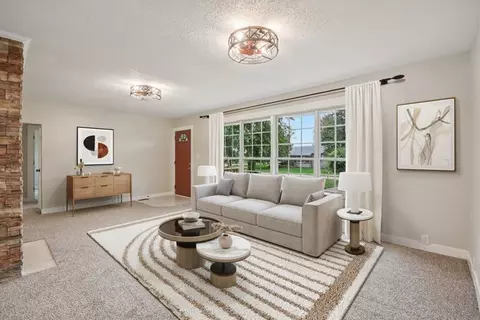 Living - 10280 Kenilworth Ave, Algonquin, IL 60102 photo 1 of 3
