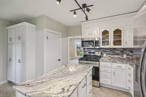 Kitchen - 10280 Kenilworth Ave, Algonquin, IL 60102 photo 3 of 3