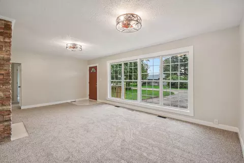 Living - 10280 Kenilworth Ave, Algonquin, IL 60102 photo 2 of 3