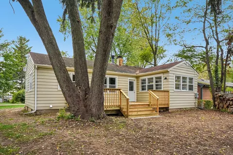 Exterior - 10280 Kenilworth Ave, Algonquin, IL 60102 photo 5 of 8