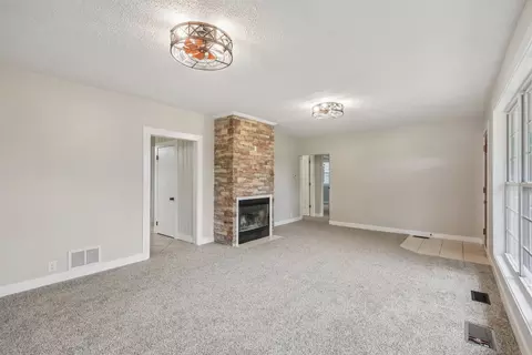 Living - 10280 Kenilworth Ave, Algonquin, IL 60102 photo 3 of 3