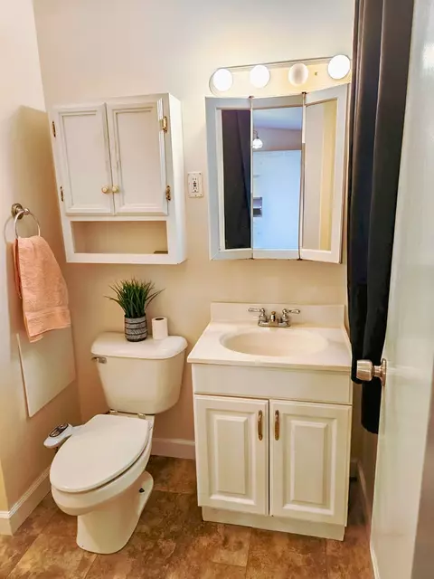 Bath - 460 Maplewood Dr, Antioch, IL 60002 photo 1 of 2