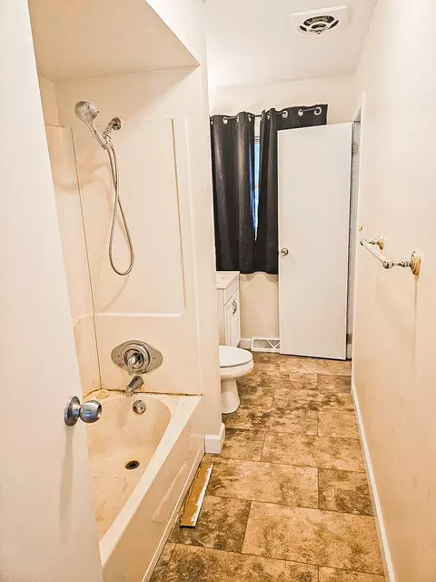 Bath - 460 Maplewood Dr, Antioch, IL 60002 photo 2 of 2