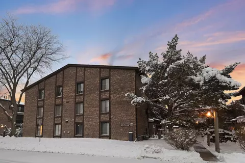 63 W 64th St #102, Westmont, IL 60559