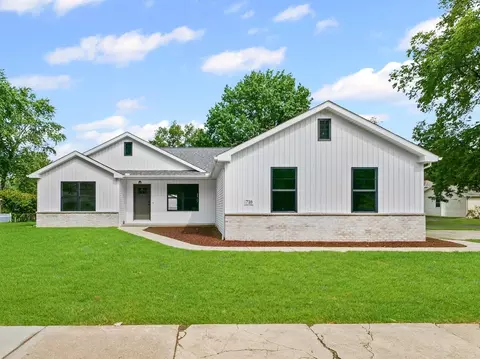 716 E Grant St, Monticello, IL 61856