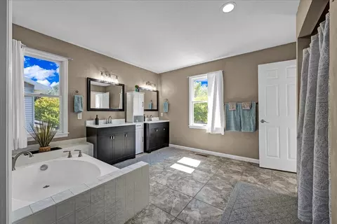 Bath - 35 Chiswick Cir, Bloomington, IL 61704 photo 2 of 4