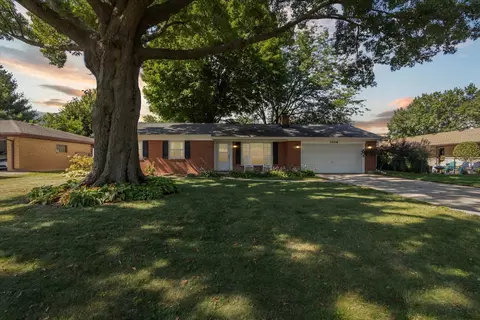 1006 Oakmont Pl, Rockford, IL 61107