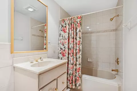 Bath - 104 Elm St, Wheaton, IL 60189 photo 2 of 2