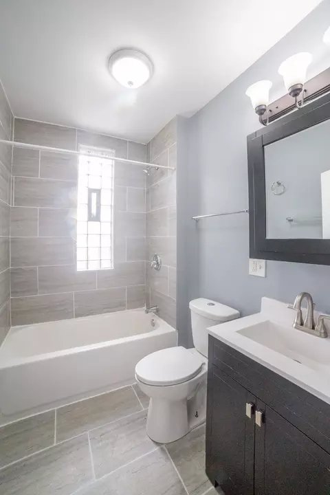 Bath - 5920 S Princeton Ave, Chicago, IL 60621 photo 1 of 1