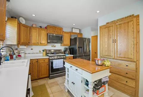 Kitchen - 10304 Wilmette Ave, Algonquin, IL 60102 photo 1 of 3