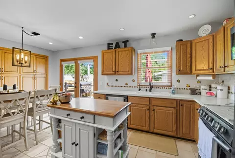 Kitchen - 10304 Wilmette Ave, Algonquin, IL 60102 photo 2 of 3