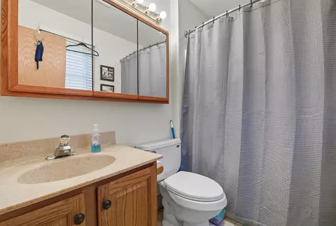 Bath - 10304 Wilmette Ave, Algonquin, IL 60102 photo 2 of 3