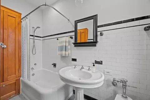 Bath - 1352 E Madison Park #2, Chicago, IL 60615 photo 1 of 2