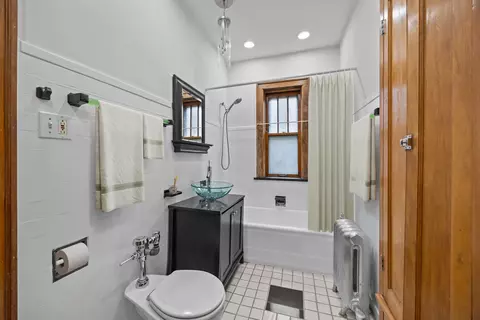 Bath - 1352 E Madison Park #2, Chicago, IL 60615 photo 2 of 2