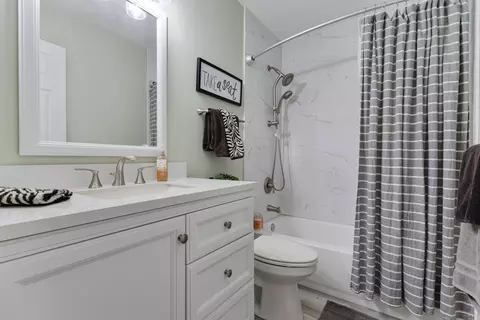 Bath - 6 Fieldcrest Ct, Algonquin, IL 60102 photo 2 of 3