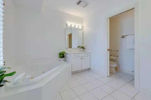 Bath - 111 E Laurel Ave, Lake Forest, IL 60045 photo 3 of 4