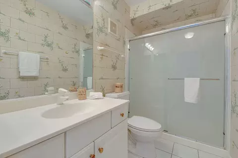 Bath - 111 E Laurel Ave, Lake Forest, IL 60045 photo 4 of 4
