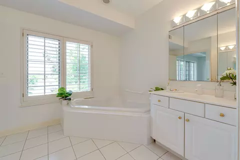 Bath - 111 E Laurel Ave, Lake Forest, IL 60045 photo 1 of 4