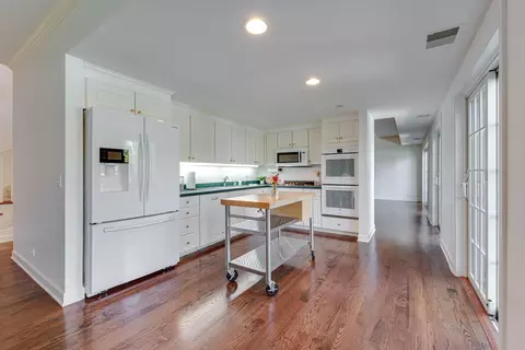 Kitchen - 111 E Laurel Ave, Lake Forest, IL 60045 photo 2 of 3