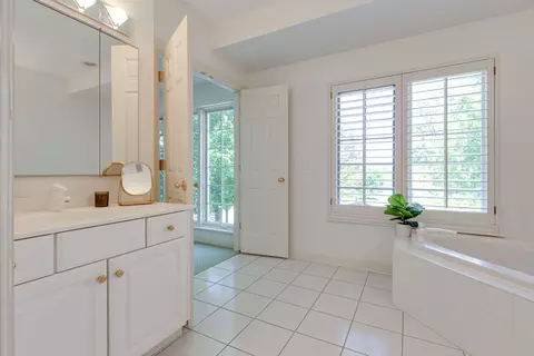Bath - 111 E Laurel Ave, Lake Forest, IL 60045 photo 2 of 4