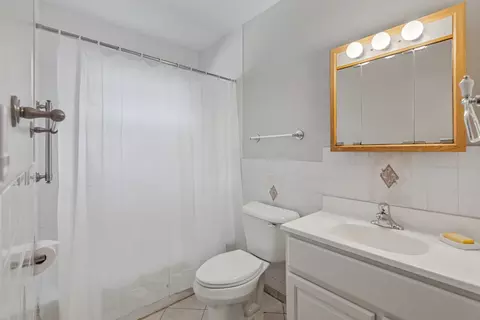Bath - 1215 Constellation Dr, Aurora, IL 60505 photo 1 of 3