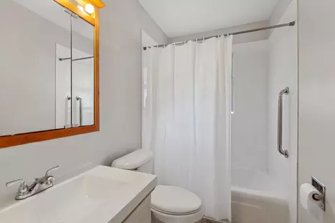 Bath - 1215 Constellation Dr, Aurora, IL 60505 photo 2 of 3