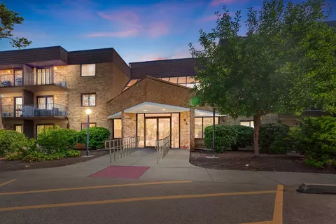 5600 Astor Ln #103, Rolling Meadows, IL 60008