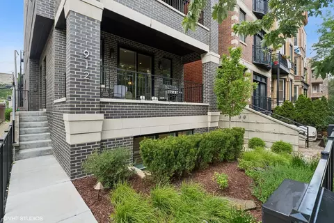 912 W Roscoe St #1, Chicago, IL 60657