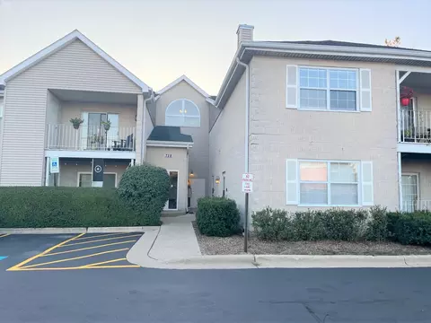 728 N Gary Ave #212, Carol Stream, IL 60188
