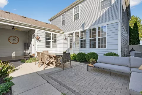 Exterior - 260 Longview Dr, Elgin, IL 60123 photo 5 of 7