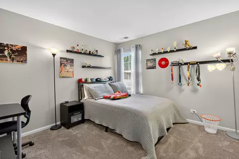 Bedroom - 260 Longview Dr, Elgin, IL 60123 photo 3 of 4