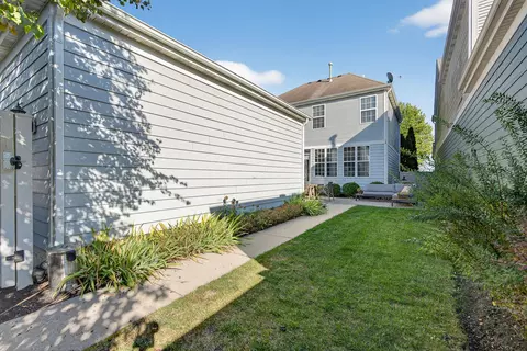 Exterior - 260 Longview Dr, Elgin, IL 60123 photo 6 of 7