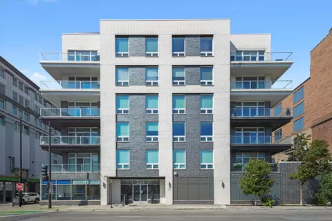 236 S Racine Ave #302, Chicago, IL 60607
